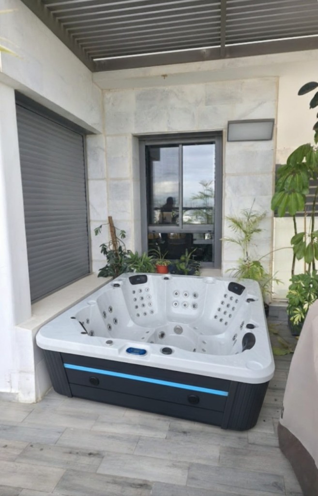 ג׳קוזי במרפסת עם קירות אבן
