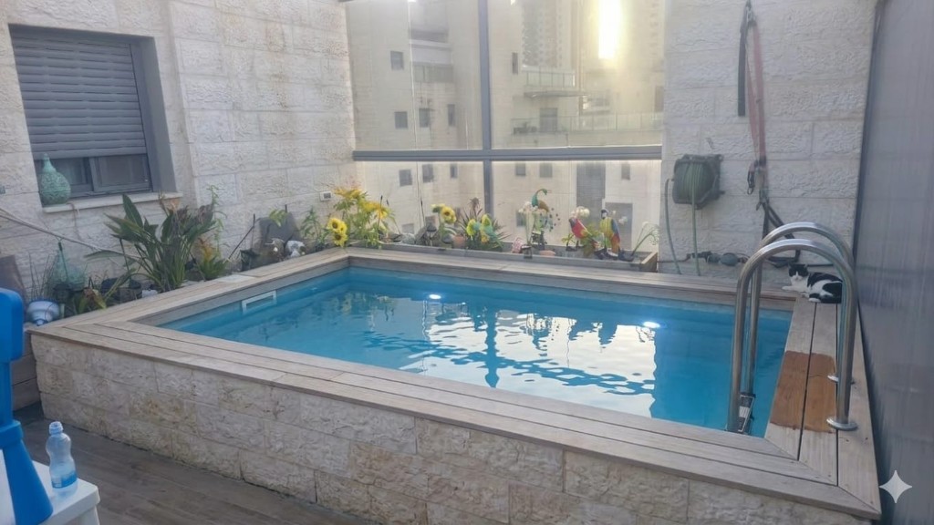 בריכת שחייה במרפסת עם חיפוי אבן